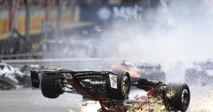 Kiinalainen F1-kuski selvisi kauhukolaristaan vammoitta – valtavaa edistystä turvatoimissa