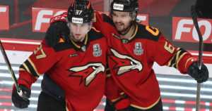 Evakkojoukkue voitti – kaksi suomalaispelaajaa juhlii KHL:n mestaruutta