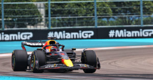 Max Verstappen voitti Miamissa – Valtteri Bottakselle harmittava virhe