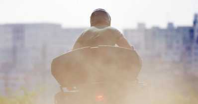 Mönkijän hurja takaa-ajo kaupungin keskustassa – kuski kännissä, punaista päin ja matkustaja putosi kyydistä