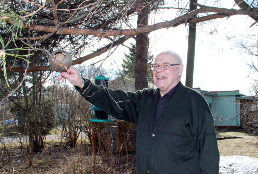 Eläinten ystävänä tunnettu Rantala sanoo ruokkivansa vaimonsa kanssa valtaosan Oulaisten puluarmeijasta.