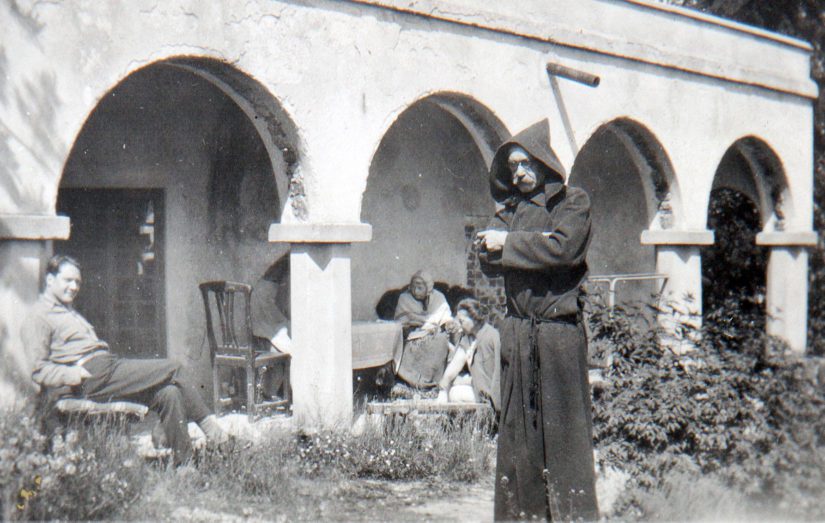 Akseli Gallén-Kallela munkin asussa Tarvaspäässä vuonna 1928. Taustalla Jorma Gallén-Kallela, Aina Slöör sekä Mary Gallén-Kallela.