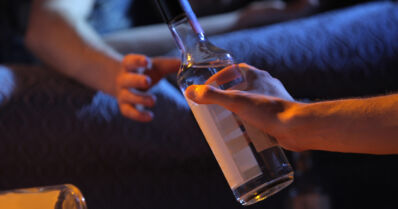 Kuljettaja puhalsi nollat – autosta löytyi kuitenkin käteistä ja suuri määrä viinapulloja