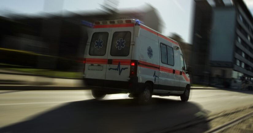 Jalankulkija lähti yllättäen ylittämään Itäväylää – henkilöauton perävaunu törmäsi