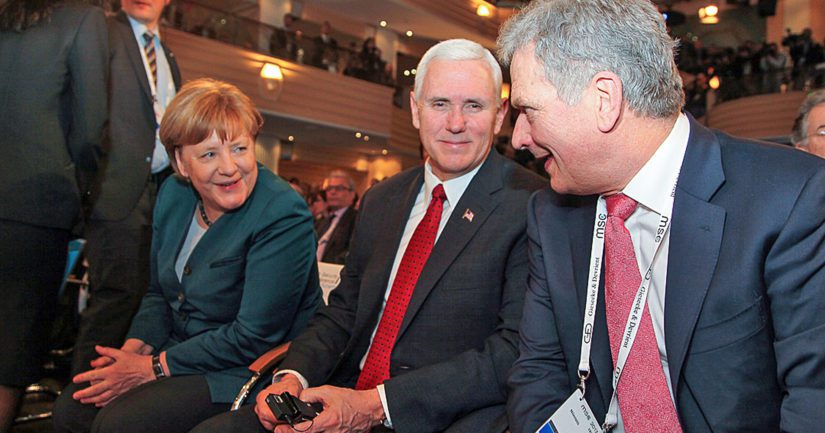 Tasavallan presidentti Sauli Niinistö oli sijoitettu konferenssissa eturiviin Angela Merkelin ja Mike Pencen vierelle.