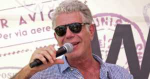 Television ruokamatkailija Anthony Bourdain on kuollut – ystävä löysi tiedottomana hotellihuoneesta