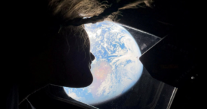 Astronautit olivat Kuun pimeällä puolella yli 400 000 kilometrin päässä – ”On niin hienoa kuulla taas Maasta”