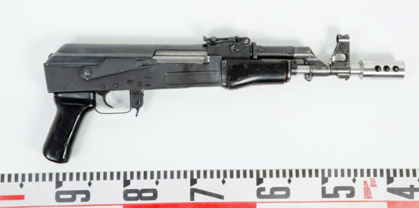 Kotietsinnässä poliisin takavarikoima ase.