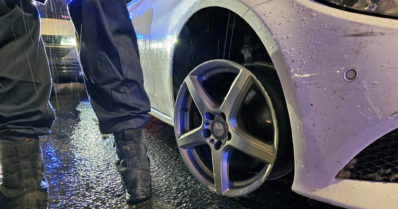 Autovaras pysäytettiin yöllisen takaa-ajon jälkeen – epäilty ajoi piikkimattoon ja jatkoi silti pakoaan