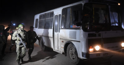 Ukrainalaissotilaita evakuoitiin Azovstalin terästehtaalta separatistialueelle – osa vakavasti haavoittuneita