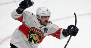 Florida Panthers tasoitti NHL:n loppuotteluvoitot – kiistelty konkari ratkaisi läpiajosta jatkoerässä