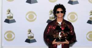 Bruno Mars kahmi sylin täydeltä Grammy-palkintoja – valkoiset ruusut värittivät nyt gaalaa