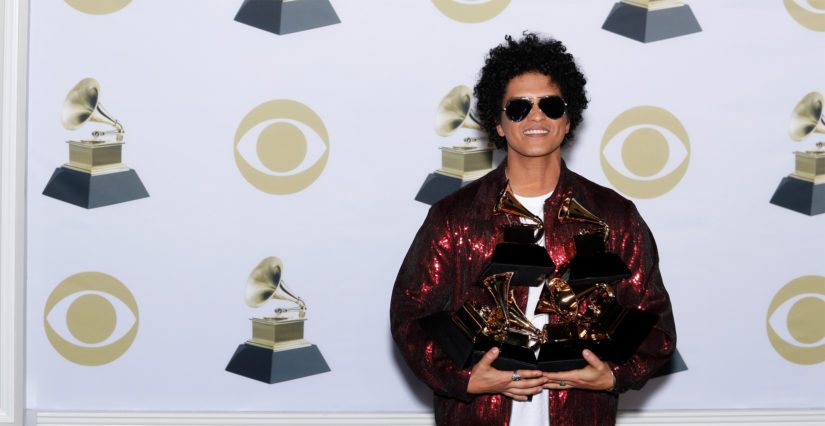 Bruno Mars yhteineen sai kaikkiaan kuusi Grammy-palkintoa musiikkialan gaalassa.