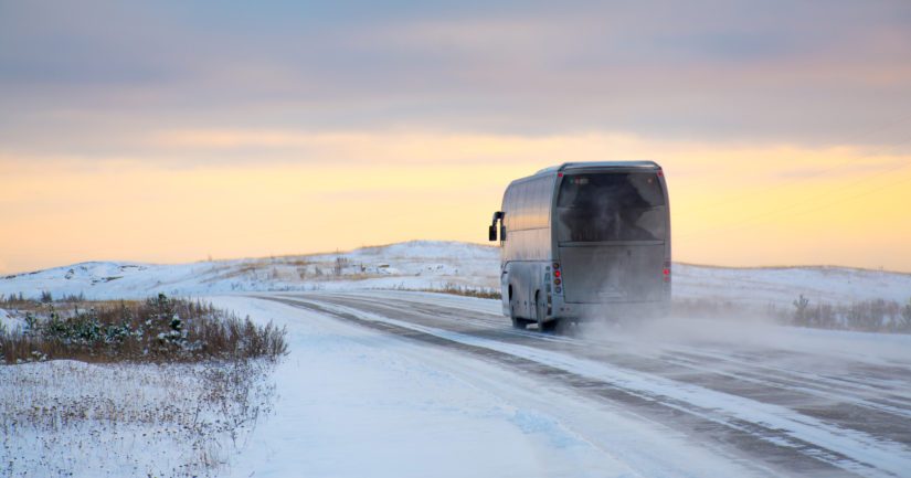 Turisteja Kirkkoniemeen kuljettamassa ollut linja-auto oli pysähtynyt tauolle Näätämössä.