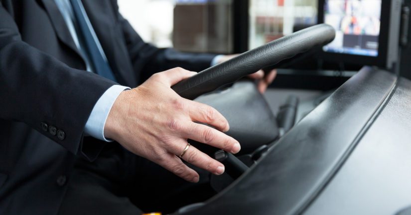 Välikohtauksen aiheuttanut mies oli yllättäen noussut istuimeltaan ja puuttunut kuljettajan ajoon Uuraisilla.