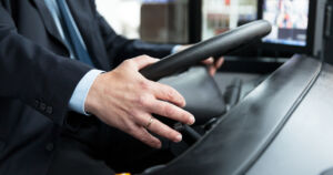 Henkilöauto lähti ohittamaan bussia – takana ollut auto oli jo ohittamassa molempia ajoneuvoja