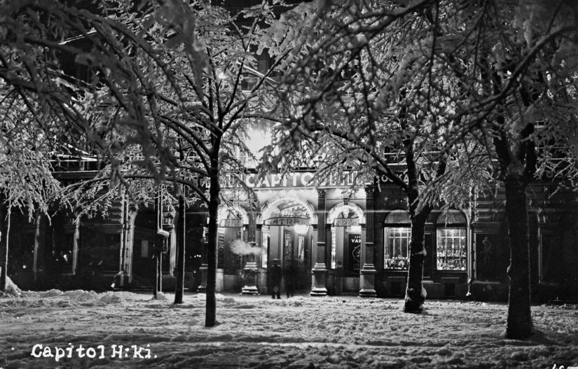 Biografipalatsi Capitol lumisten puiden takana.