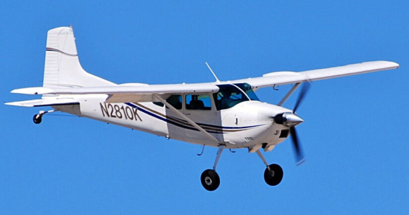 Pienkone laskeutui joelle ja upposi jään läpi – lentäjä pelastautui koneesta