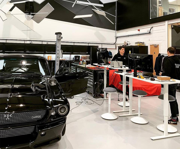 Asialla on brittiläinen start-up Charge, jonka luomus edustaa korimalliltaan mallivuosien 1967 tai 1968 klassista fastbackia tai avomallia.