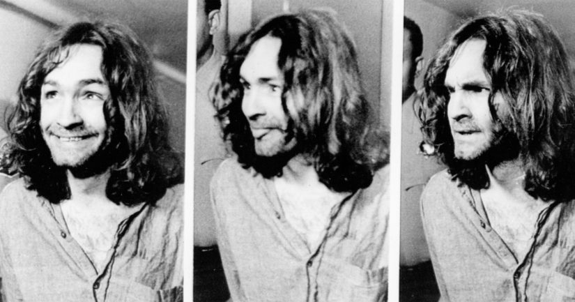 Charles Manson ilveilee valokuvaajille oikeudenkäynnissään vuonna 1971.