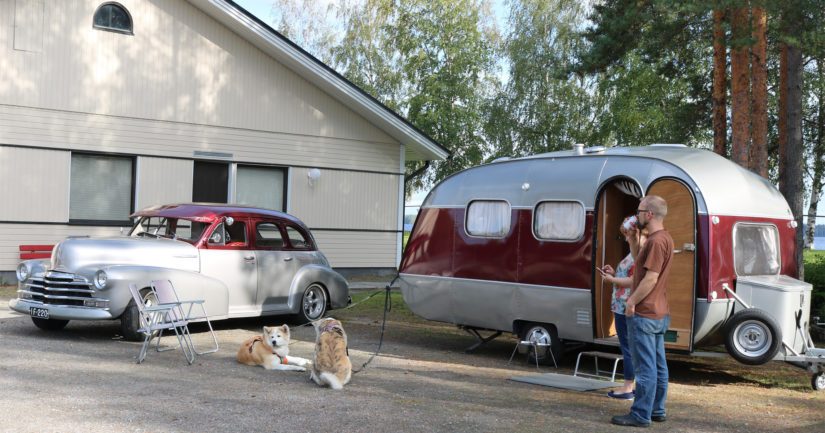 Raila Ståhl ja Kalle Ulmonen liikkuvat näyttävällä yhdistelmällä, sillä vuosimallia -70 olevaa munavaunua liikuttaa Kallen rakentama Chevrolet Stylemaster, vuosimallia -48.