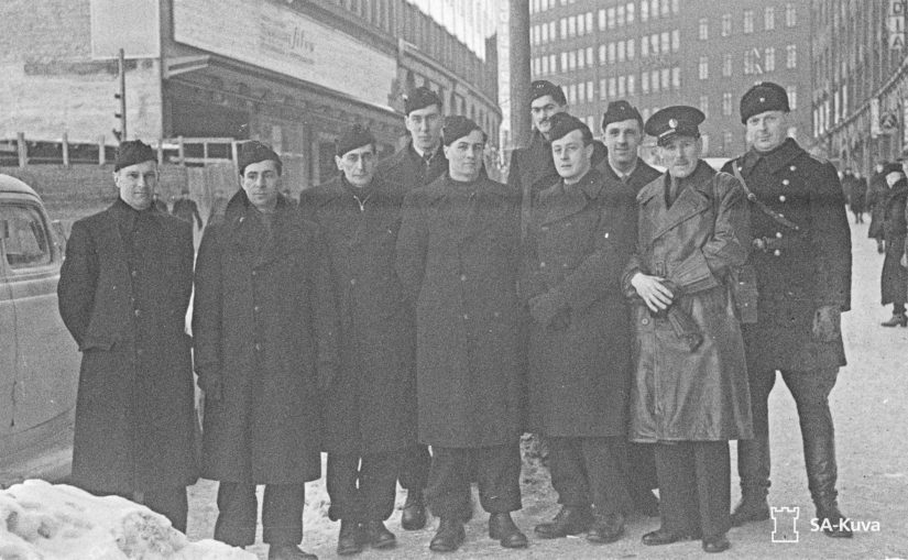 Talvisodan englantilaisten vapaaehtoisten valokuvassa Christopher Lee on todennäköisesti neljäs vasemmalta.