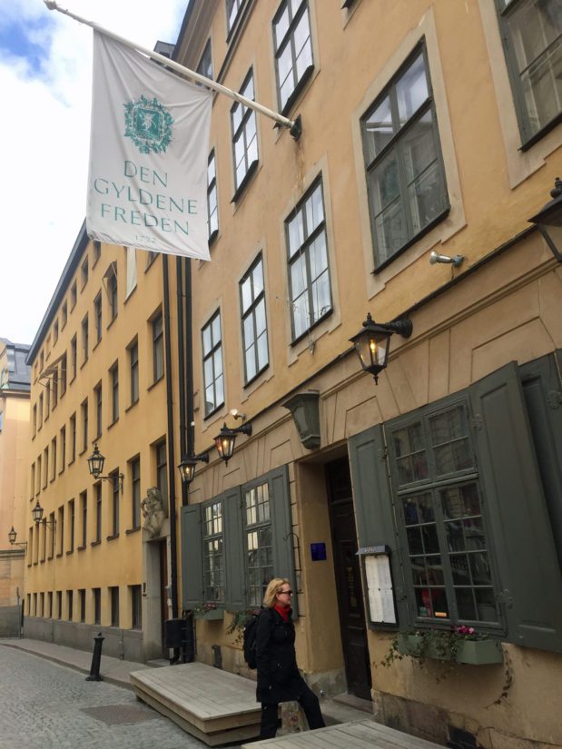 Den Gyldene Fredenin ruokalistaa voi lueskella myös ulkona, se on halvempaa.