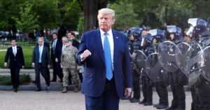 Donald Trump julistaa tukahduttavansa USA:ta kuohuttavat mellakat – ”Olen lain ja järjestyksen presidentti”