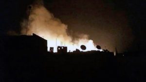 Douma palaa, palopommit ovat saaneet kaupungin taivaanrannan tuleen. (Kuva Bellingcat)