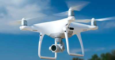 Lapsen lennättämä drone osui henkilöautoon – myös alle 15-vuotias on korvausvelvollinen vahingosta