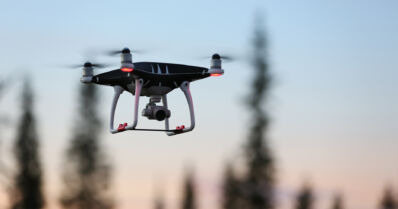 Nainen uhkasi poliisia aseella – yritti myös saada suurikokoisen koiransa hyökkäämään