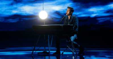 Hollanti voitti Euroviisut 44 vuoden jälkeen ilman turhia tehosteita – ”Vain minä, piano ja kappale”