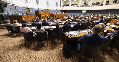 Yhä useampi suomalainen valitsee puolensa – ”Oikeistolainen identiteetti on kasvattanut suosiotaan”