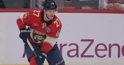Florida Panthers tyrmäsi Edmonton Oilersin – NHL:n suomalaisjoukkue johtaa finaalisarjaa