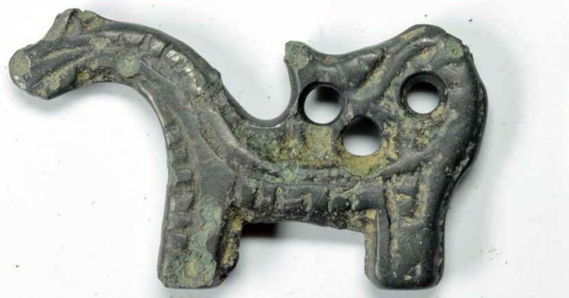 Eläinhahmoinen riipus, metallinetsintälöytö Hämeenlinnan Perttulasta.
