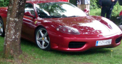 Viininpunainen Ferrari Modena varastettiin autokorjaamolta – arvo 100 000 euroa