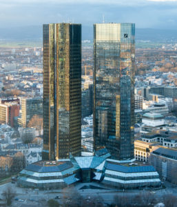 Deutsche Bankin pääkonttori Twin Towers sijaitsee Frankfurtissa. (Kuva Epizentrum)