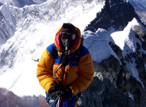 Gary Johnson Mount Everestillä Hillary´s Step -kiviseinämää ylittämässä. Nimi viittaa luonnollisesti Sir Edmund Hillaryyn. (Kuva JohnsonWeld2016)
