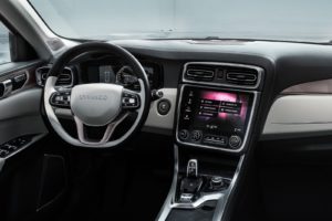 Auto on aina yhteydessä nettiin sekä pilvipalveluihin. (Kuva Geely)