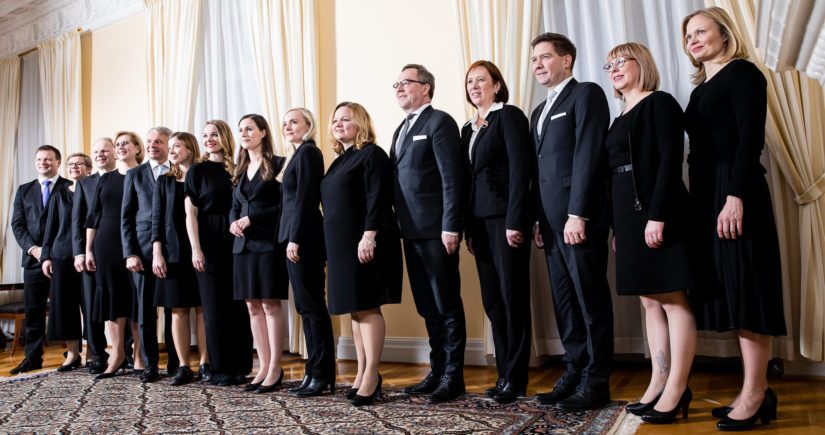 Pääministeri Sanna Marinin johtama hallitus yhteiskuvassa ministereineen.