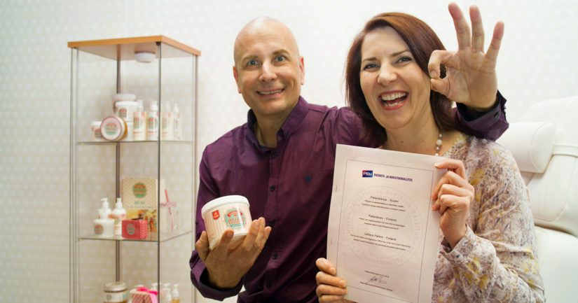 Patentin saaneet Hoitolatukun keksijäsisarukset Henna Meriharju ja Harri Kujala tuulettavat työvoittoaan.