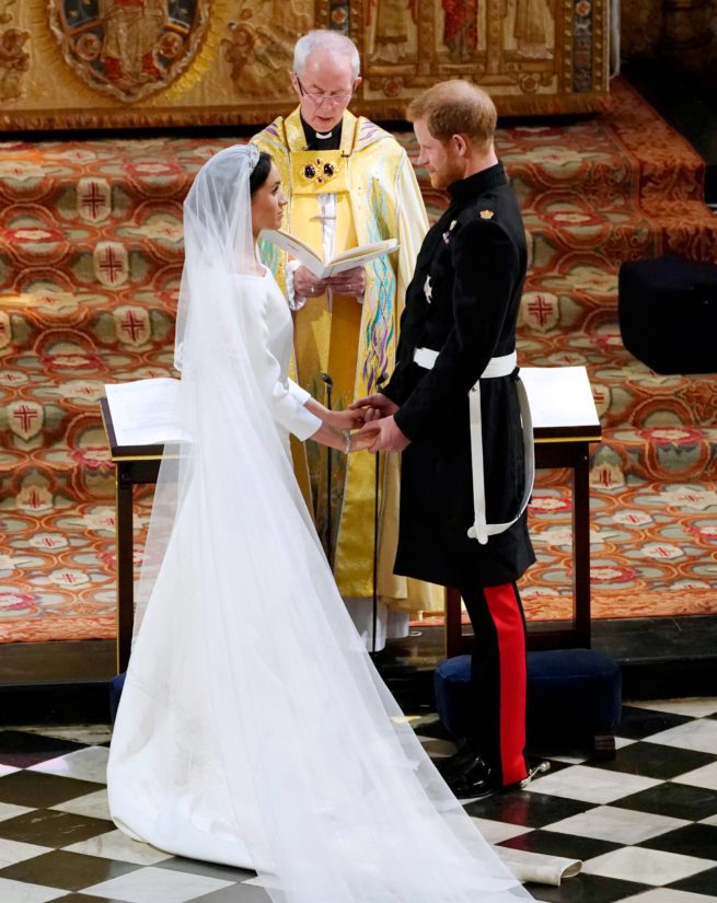 Canterburyn arkkipiispa Justin Welby julisti prinssi Harryn ja näyttelijä Meghan Marklen aviopuolisoiksi.