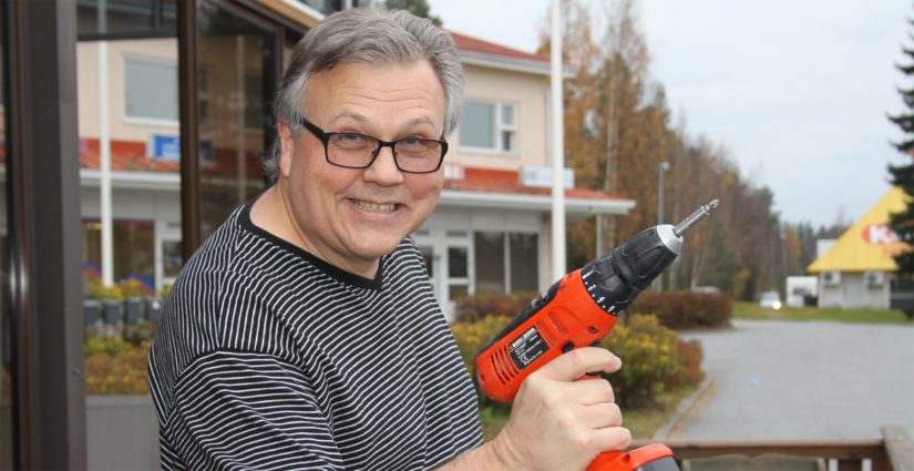Heikki Kuivamäki sanoo pikkuhiljaa siirtyvänsä isännän roolista haalarihommiin. – Majatalossa riittää hommia eläkeläisellekin. Ei työt tekemällä lopu.