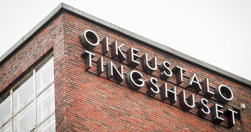 Helsingin käräjäoikeudessa syytteessä oleva latvialaismies ei oman kertomansa mukaan kuulu mihinkään järjestöön tai ryhmään.