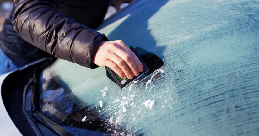 Rattijuoppo ajoi kaupan pihassa pienen kuusen päälle – kuljettaja kävi kaupassa näpistelemässä