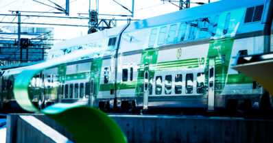 Auto ja juna törmäsivät puomitetussa tasoristeyksessä – yksi henkilö menehtyi