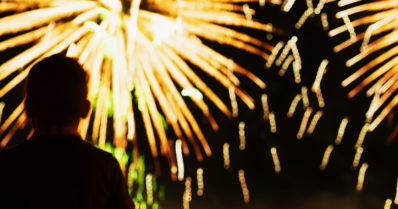 Suojalasit päähän ilotulitteiden ampujalle sekä katsojalle – ”Halpa ja helppo keino suojata silmät”