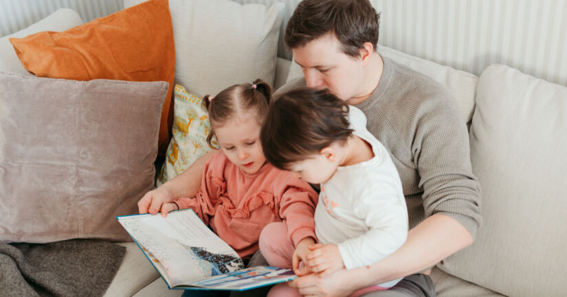 Iltasatu on yhä perheiden rakas rutiini – valtaosa lapsista pitää kirjoista ja lukemisesta