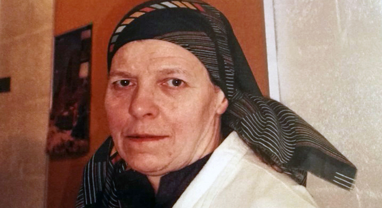 Katoamishetkellä Irmeli Vuolteella on ollut päällään siniharmaa pitkä popliinitakki ja pään peittävä huivi.