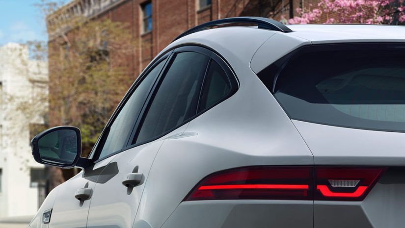 Takavalot ovat samantyyppiset matalat viirut kuin F-Pacessa, ja niillä haetaan myös mielleyhtymiä kissamerkin kaksipaikkaiseen F-Type-urheiluautoon.